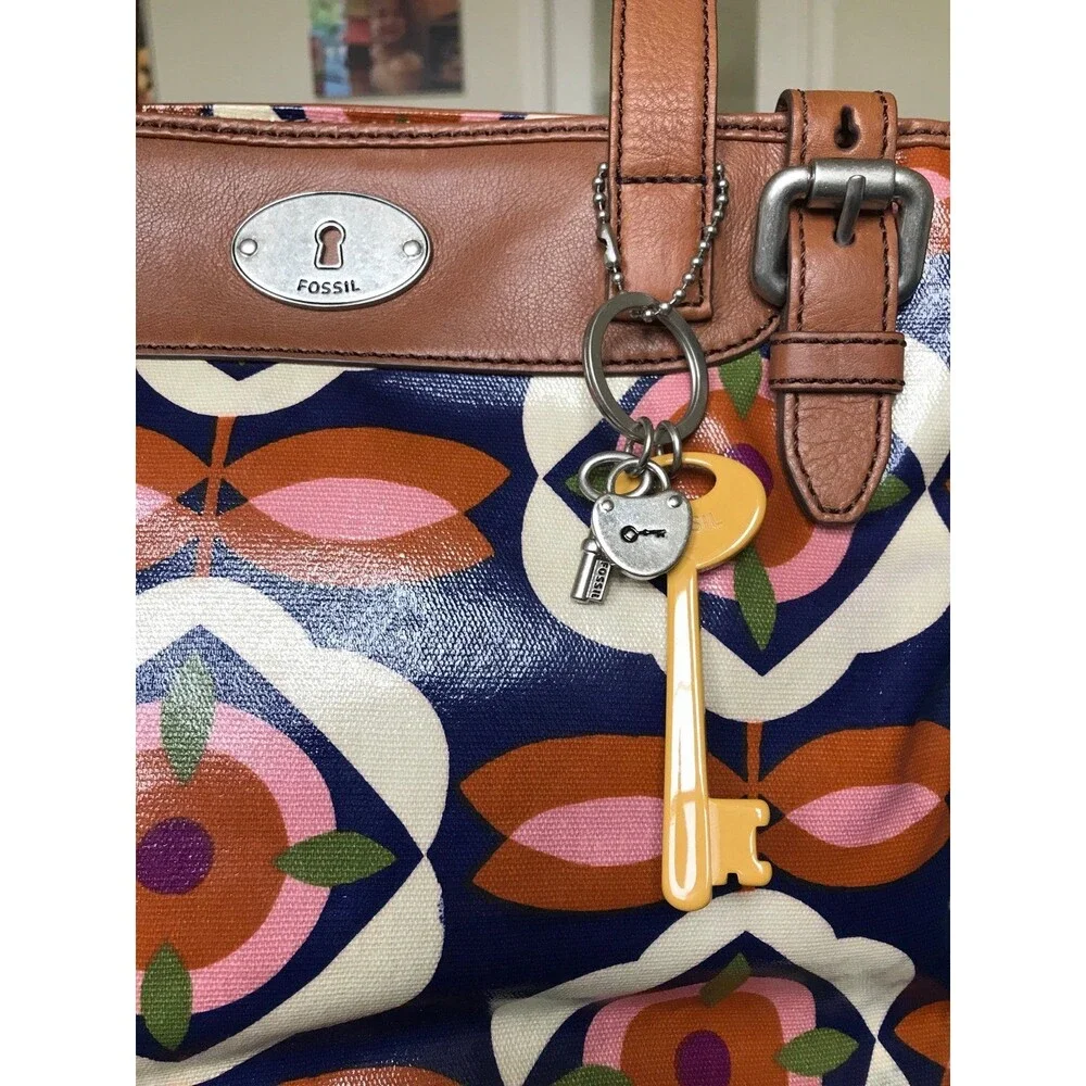 Fossil oilcloth keyper key.Per tote with floral design - Picture 2 of 11